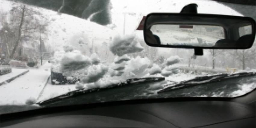 Het KNMI waarschuwt voor gladde wegen door sneeuwval