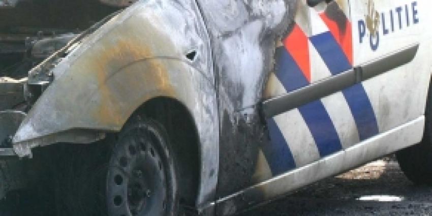 Politieauto in brand gestoken
