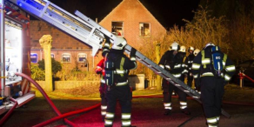Brandweer redt vrouw van dak in Born