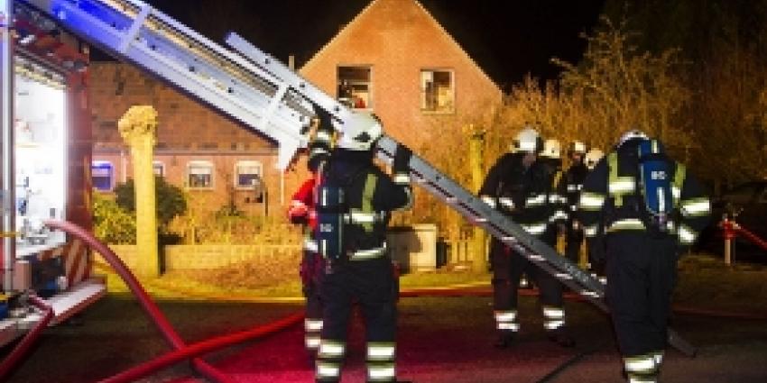 Brandweer redt vrouw van dak in Born