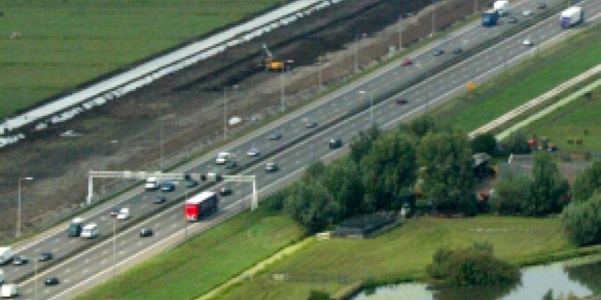Motorrijder raast met 220 km/u over vluchtstrook