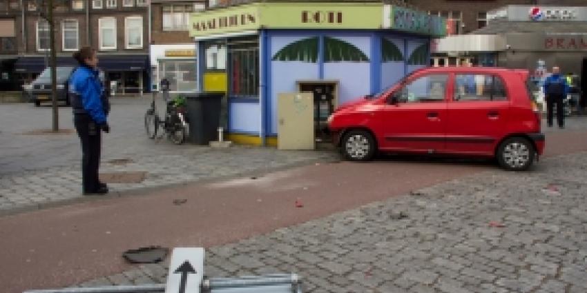 Auto rijdt tegen eethuis in Schiedam