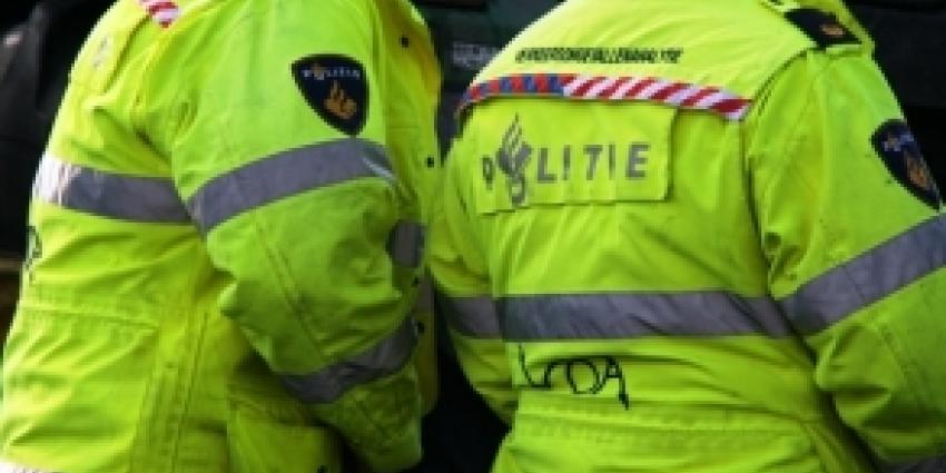 Stadsbus tegen boom in voortuin tot stilstand