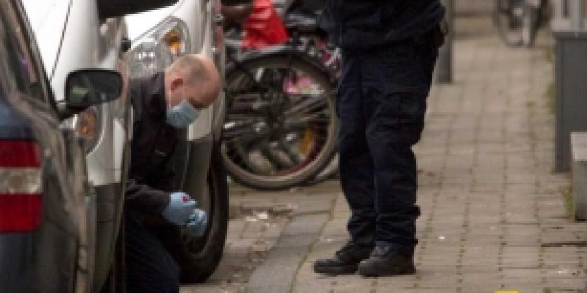 Agenten schieten op bewoner met mes
