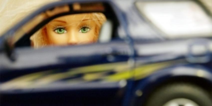 Vrouwen vaker beboet in verkeer dan mannen