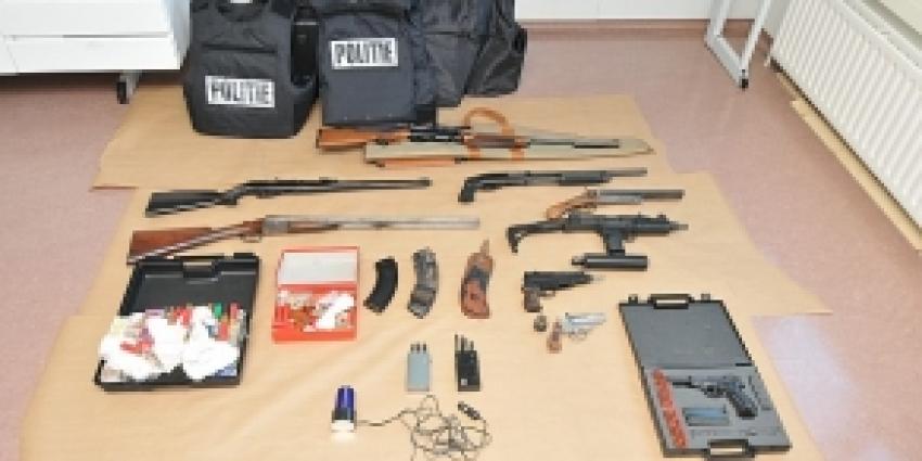 Handgranaten, explosieven en politievesten bij invallen motorclubleden