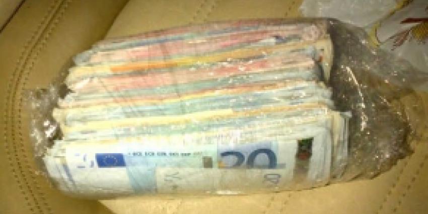 Marechaussee houdt gesignaleerde man met 42.000 euro aan
