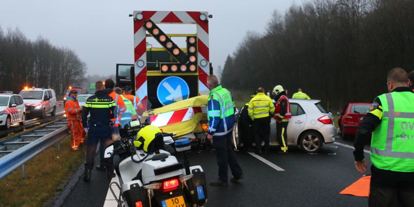 Automobilist rijdt op pijlwagen N33