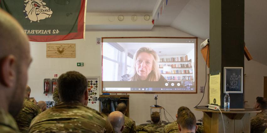 Ollongren spreekt militairen toe