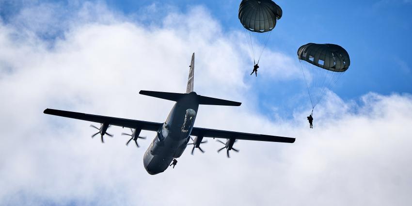 Parachutisten springen uit C-130