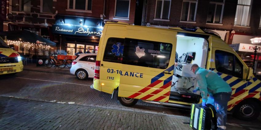 ambulancepersoneel ontfermt zich over slachtoffer