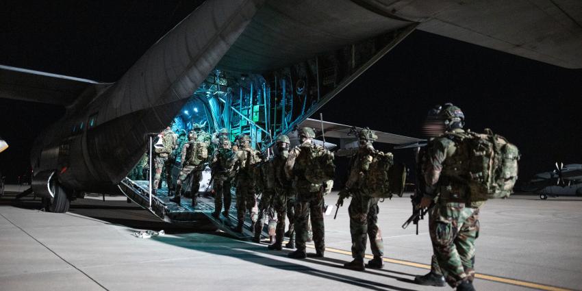 Militairen begeleiden evacuatie