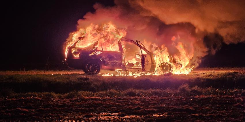 Auto volledig in brand