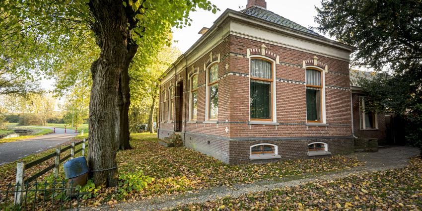 Familie Dijkhuis draagt boerderij in Hunzezone over aan Het Groninger Landschap