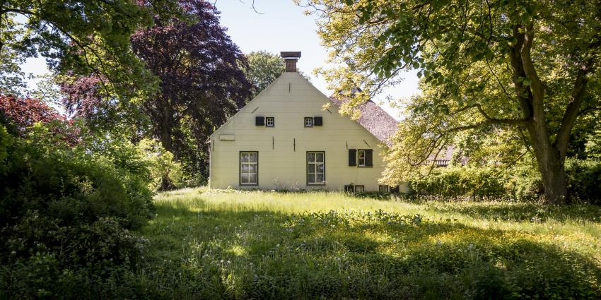 Overdracht monumentale boerderijen van NAM aan Het Groninger Landschap