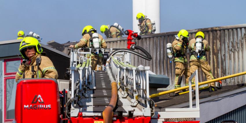 Foto van brandweerlieden op ladderwagen