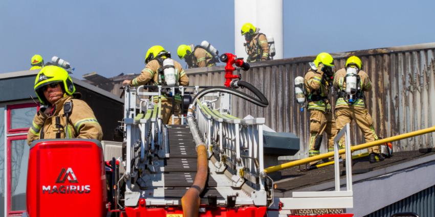 Foto van brandweerlieden op ladderwagen
