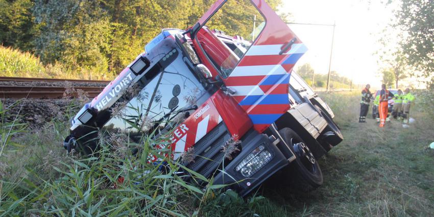 Brandweerwagen in de sloot