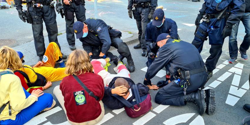 Politie begonnen met ontruimen Europaboulevard