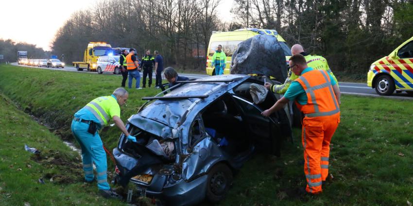 Auto van de weg op N34