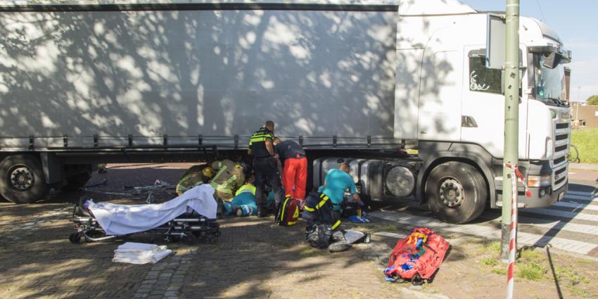 Fietser zwaargewond na aanrijding met vrachtwagen