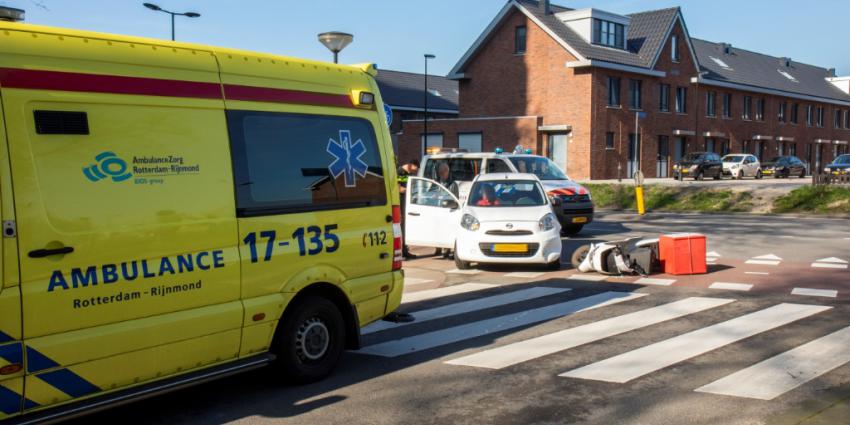 Scooter botst tegen auto