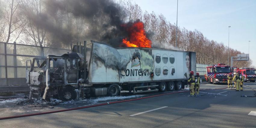 Brandende vrachtwagen op A8 zorgt voor hinder avondspits
