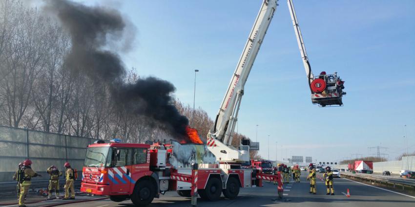 Brandende vrachtwagen op A8 zorgt voor hinder avondspits