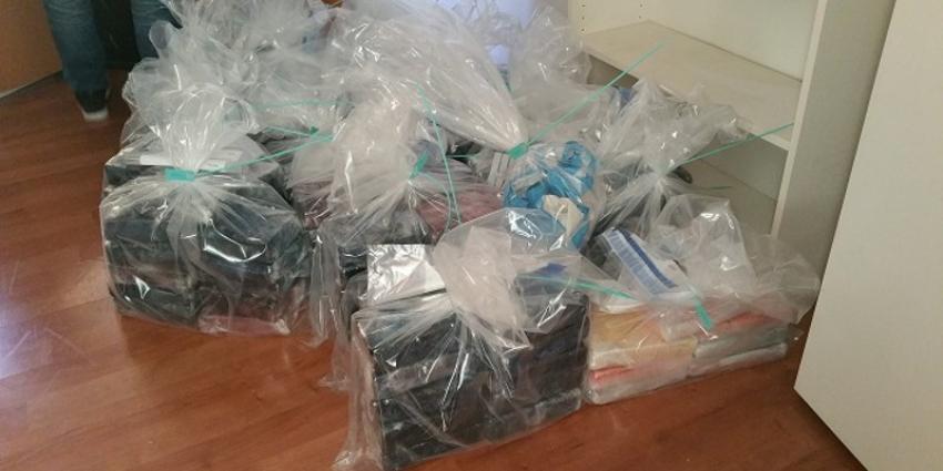 Politie tref 20 kilo cocaïne in bestelwagen aan, 2 aanhoudingen