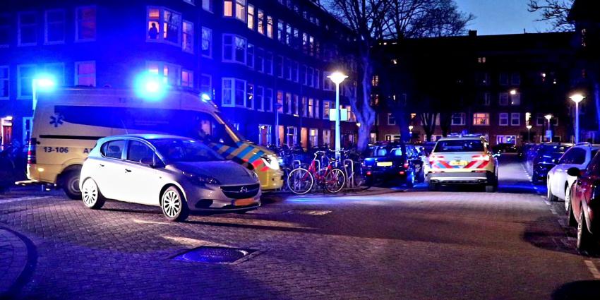 Ambulance brengt slachtoffer naar ziekenhuis
