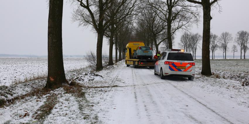 Auto tegen boom door gladheid