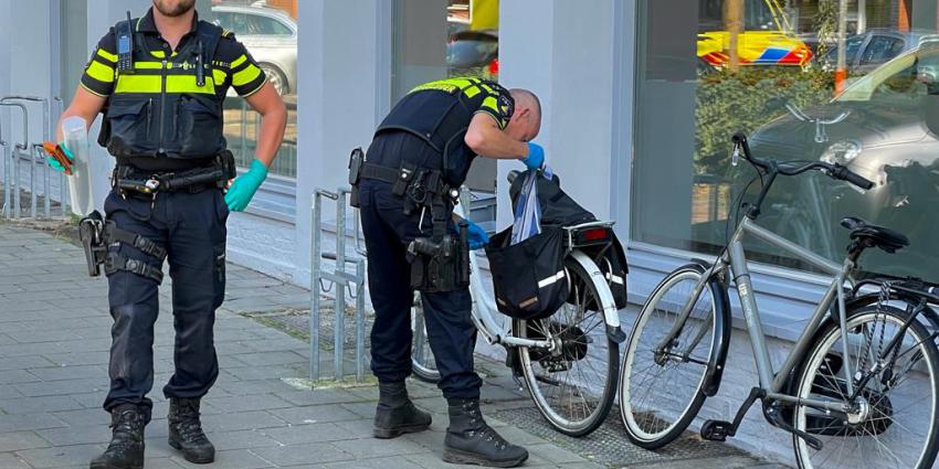 Agent met in beslag genomen mes