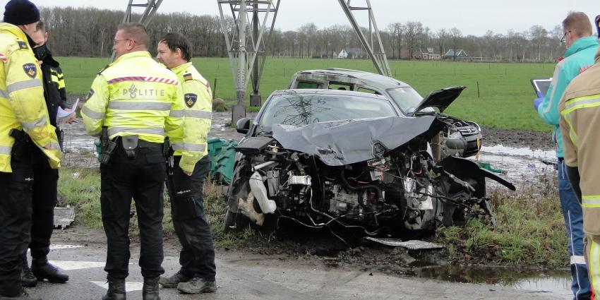 Auto's zwaar beschadigd door ongeval