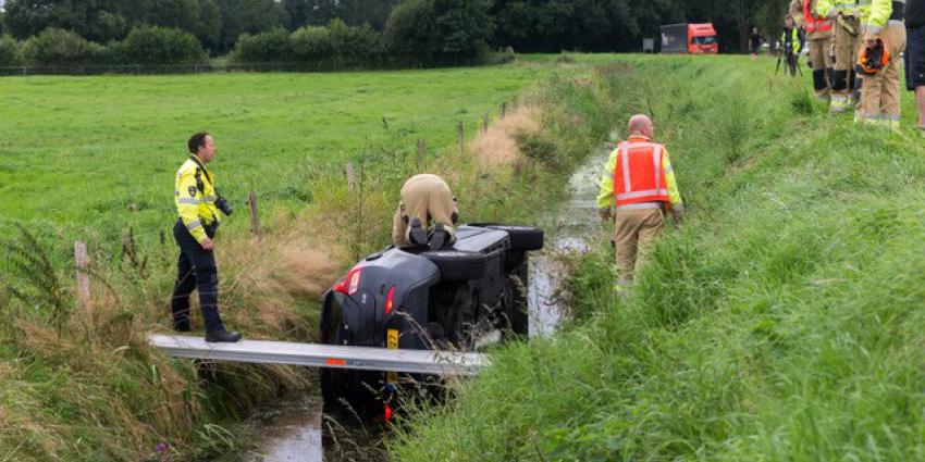 Auto in de sloot door ongeval