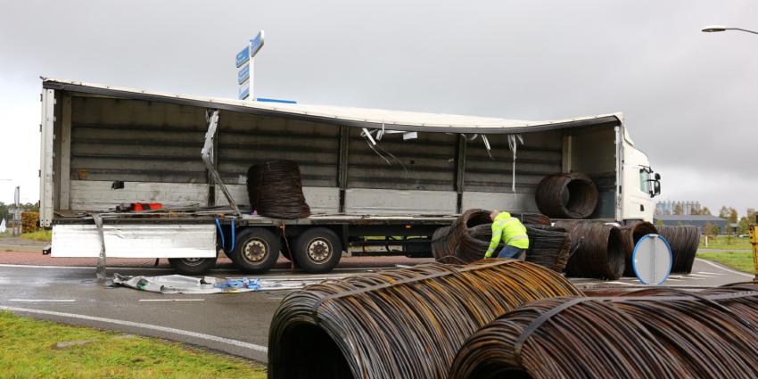Vrachtwagen verliest lading