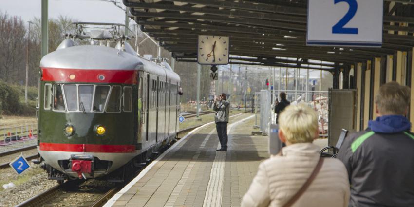 Historische treinen over de Hoekse Lijn