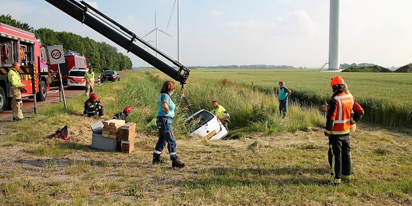 Brandweer takelt auto omhoog