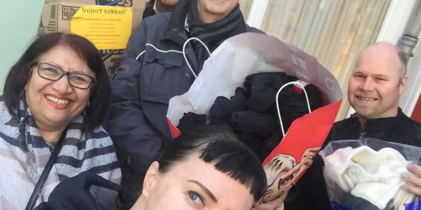 Leger des Heils neemt tweeduizend sokken in ontvangst