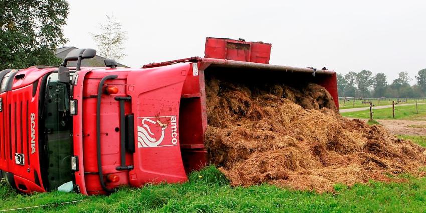 Vrachtwagen met paardenmest gekanteld