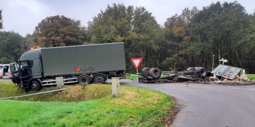 Vrachtwagen half in de sloot