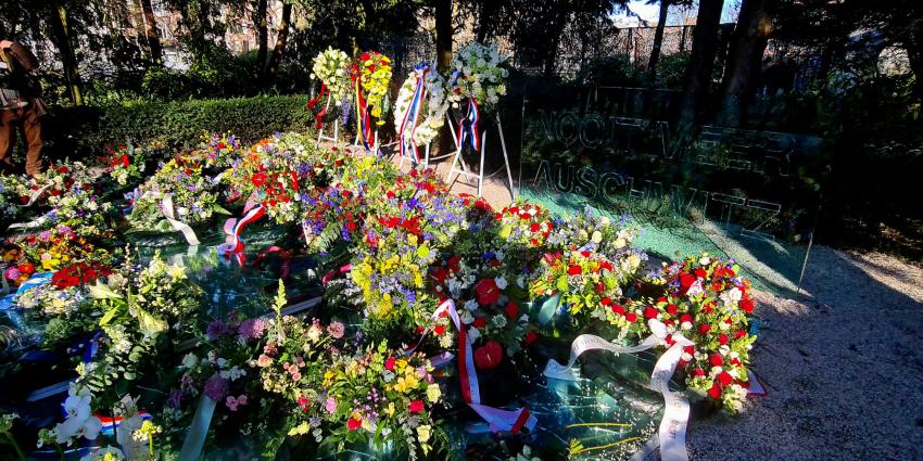 Kransen en bloemen bij het Spiegelmonument