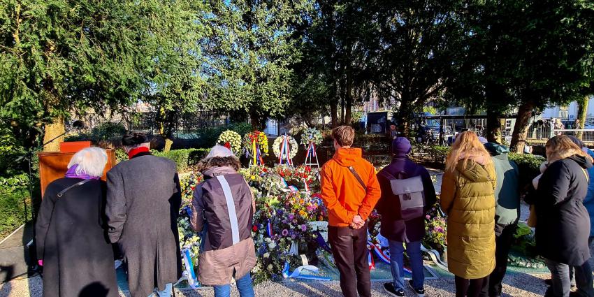 Kransen en bloemen bij het Spiegelmonument