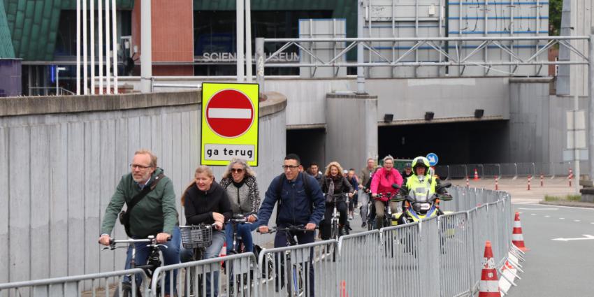 Foto van fietsers door IJtunnel