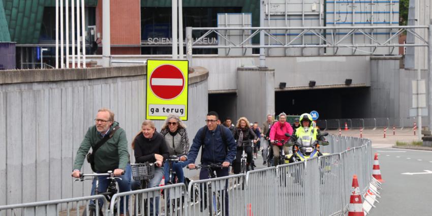 Foto van fietsers door IJtunnel