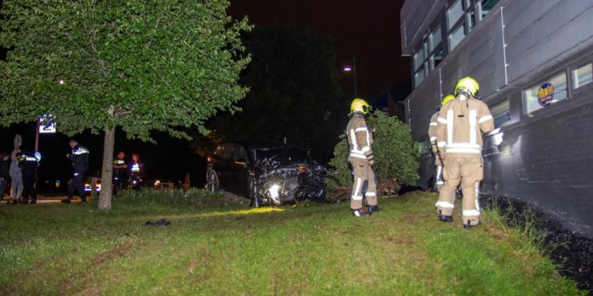 Foto van auto die gevel geramd heeft