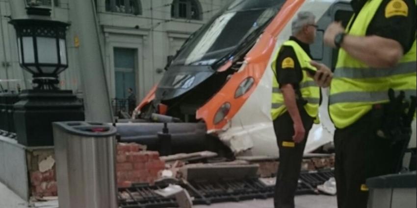 48 gewonden na botsing trein op station in Barcelona