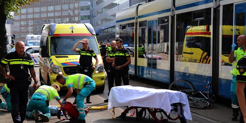 Fietser klapt tegen voorruit tram in Amsterdam