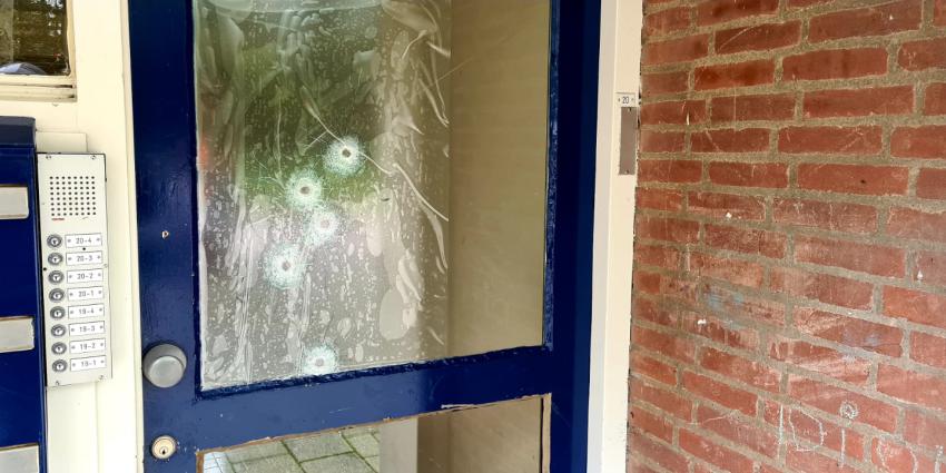 Beschoten raam in portiek