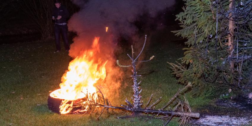 Brandweer blust kerstboom en band