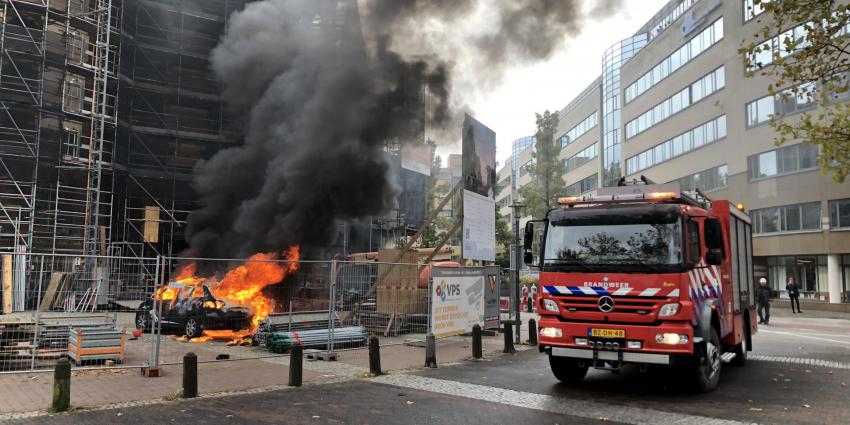 Auto volledig uitgebrand op bouwterrein Augustijnenkerk in Eindhoven